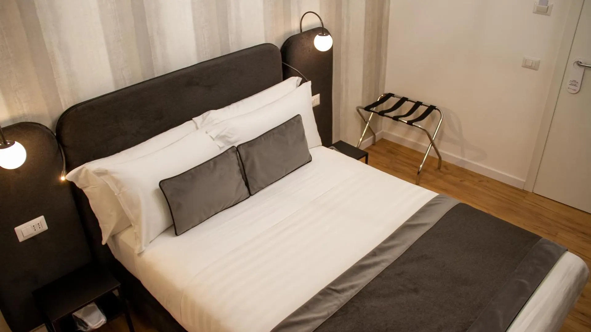 Home At Rome St. Peter Rooms&Apartment